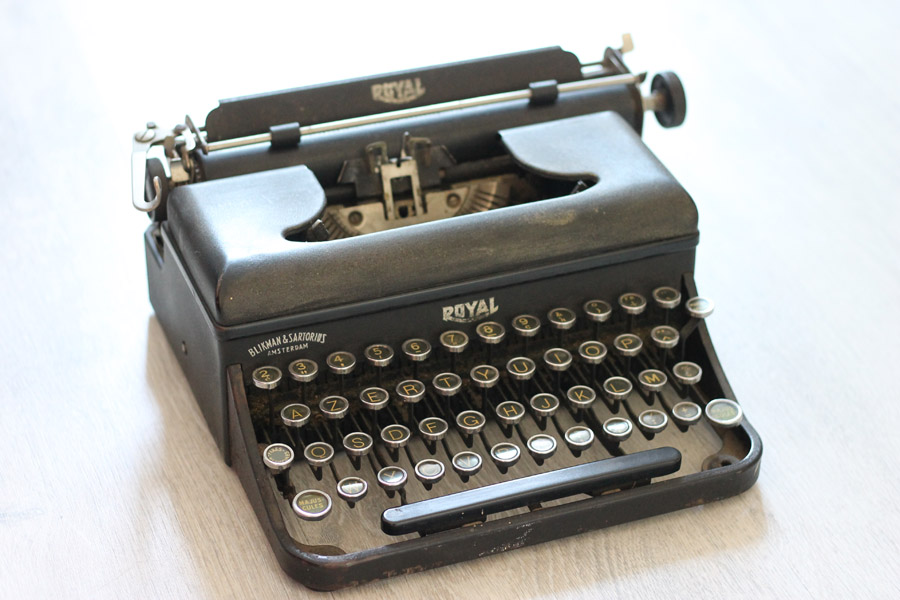 Machine à écrire portable Royal Mercury datant de 1939