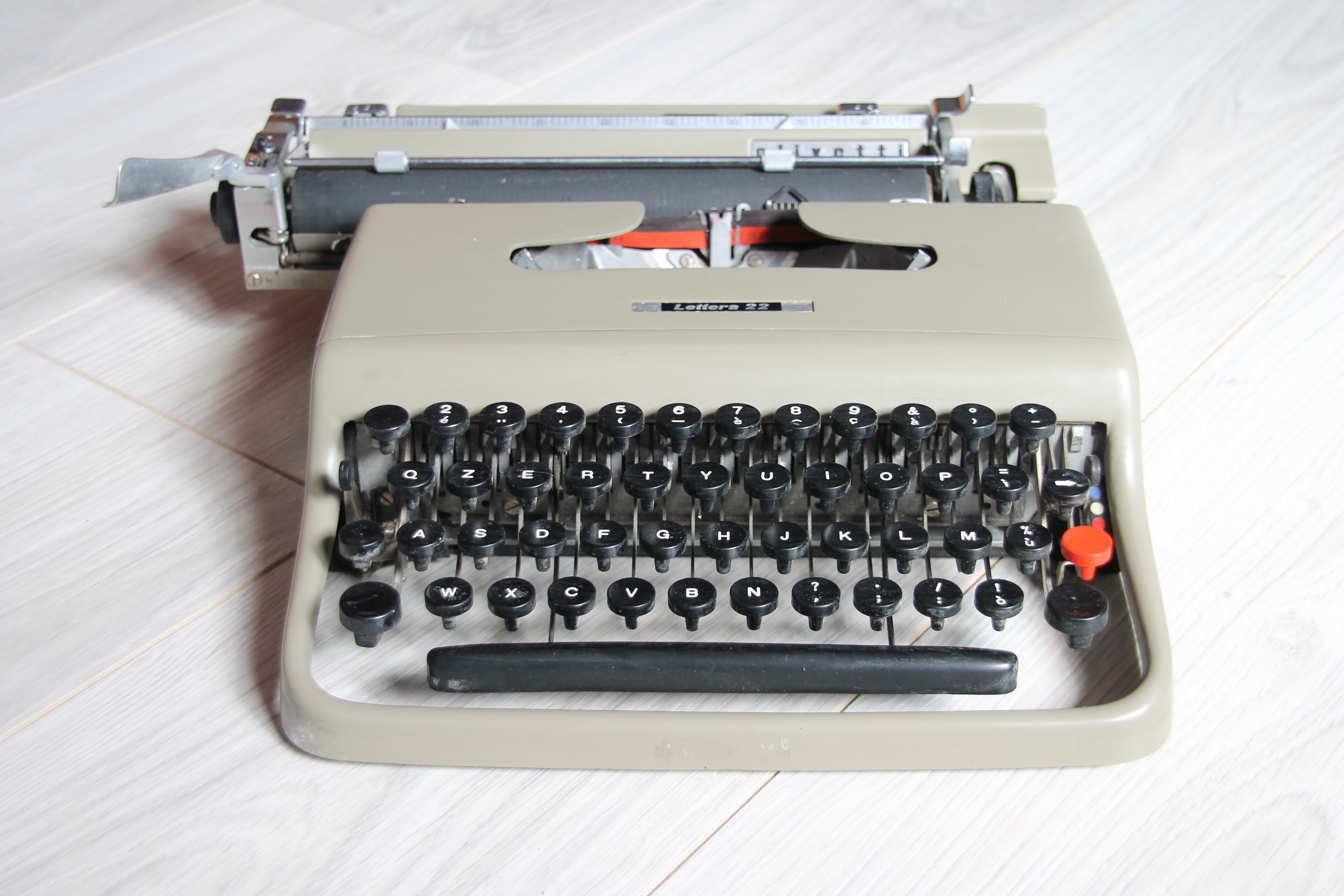 Machine à écrire Olivetti Lettera 22 - Le Brocanteur du Dimanche