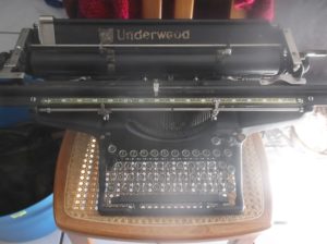 machine à écrire ancienne Underwood 3-min
