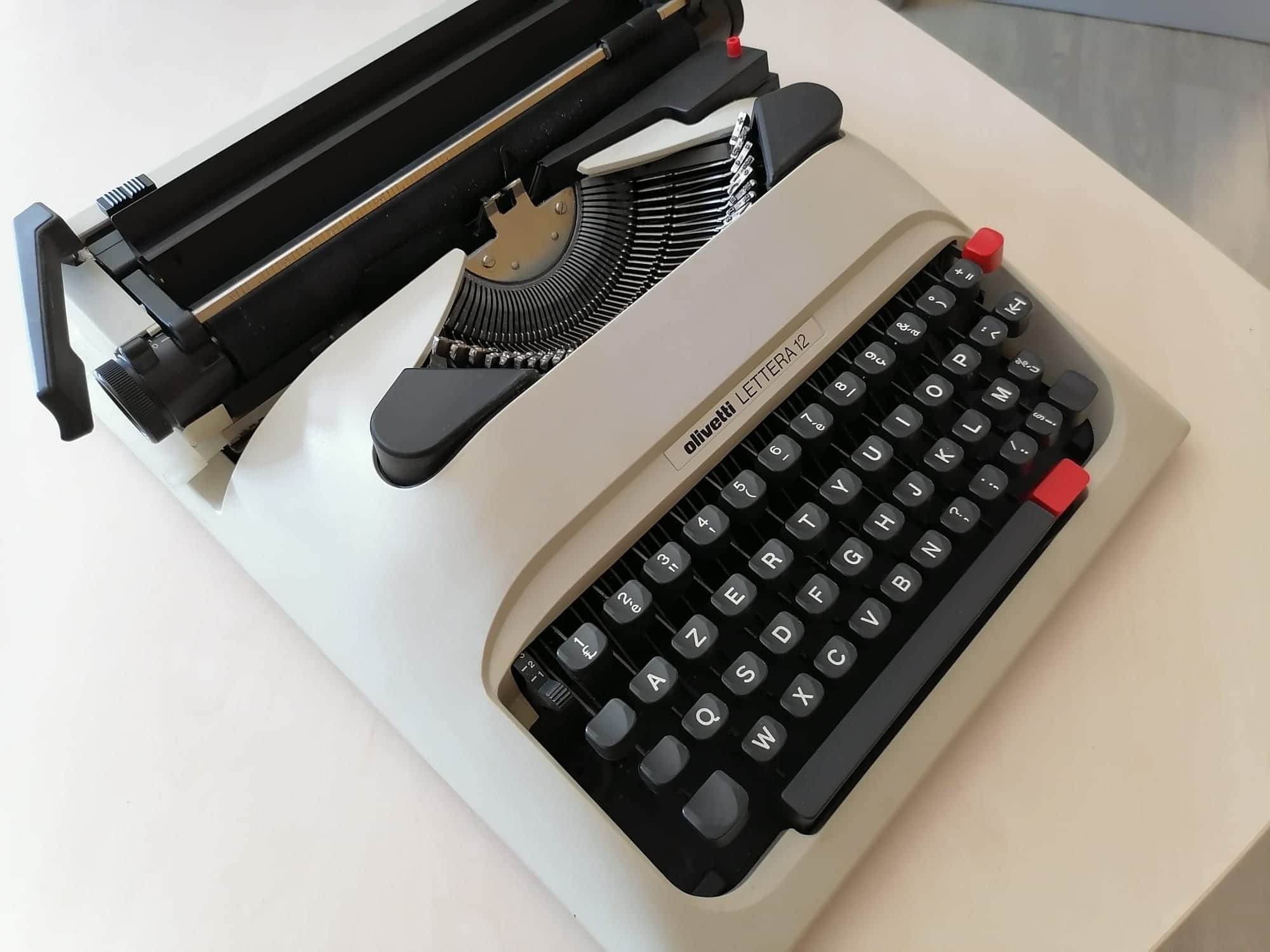 Machine a écrire Olivetti lettera 12