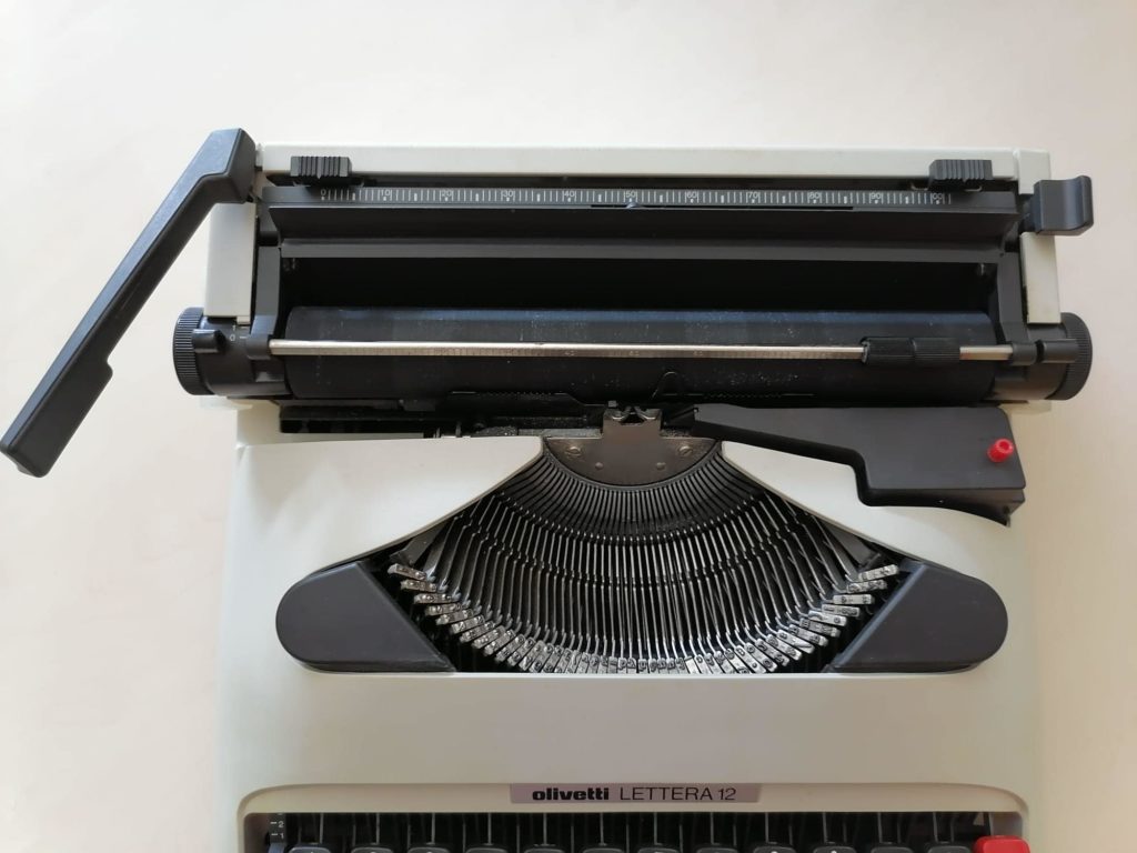 Machine à écrire Olivetti lettera 12