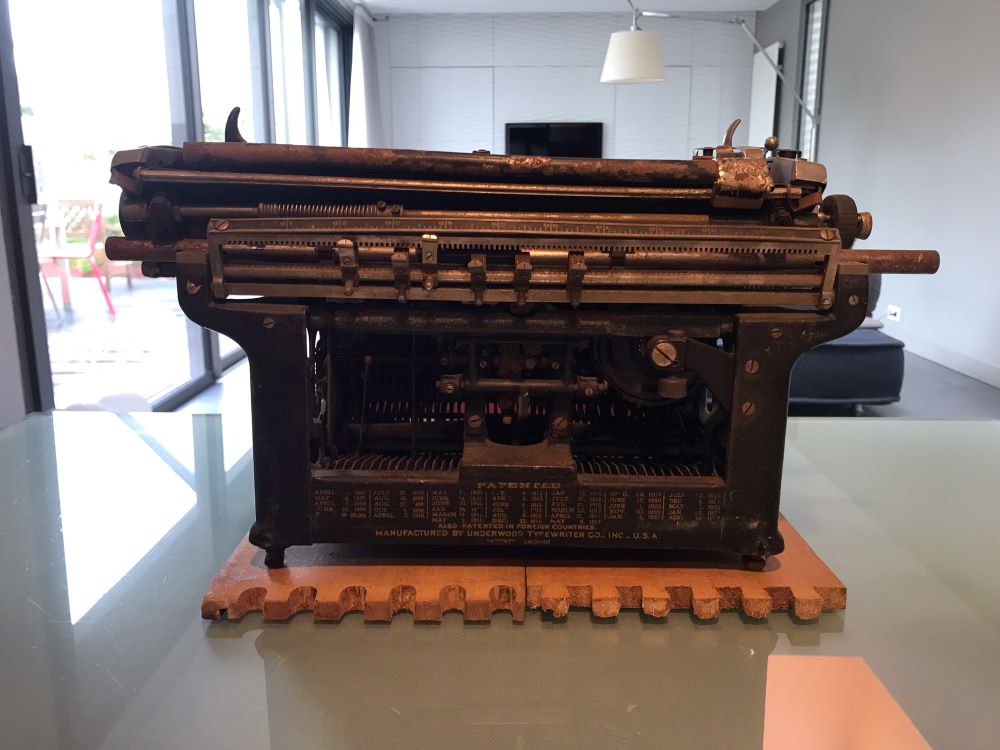 machine à écrire underwood 3 de dos